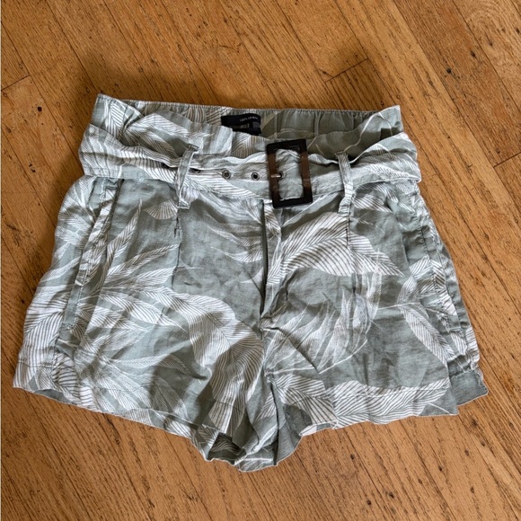 Tahari Pants - Tahari 100% linen shorts palm leaf tropical with faux turtle shell grommet belt